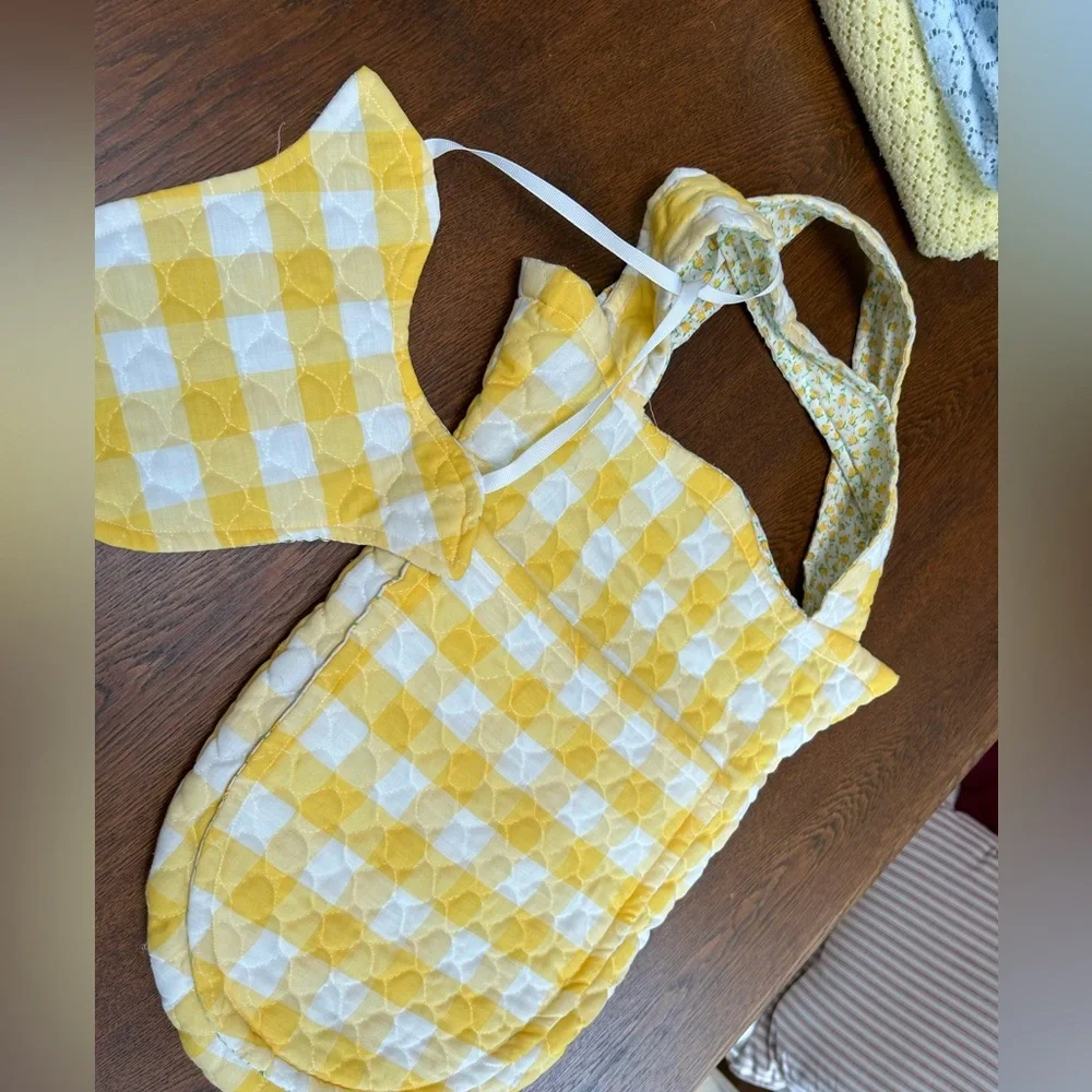 Reversible Yellow & White Quilted Bag w Matching tie-on bib. New-never used.